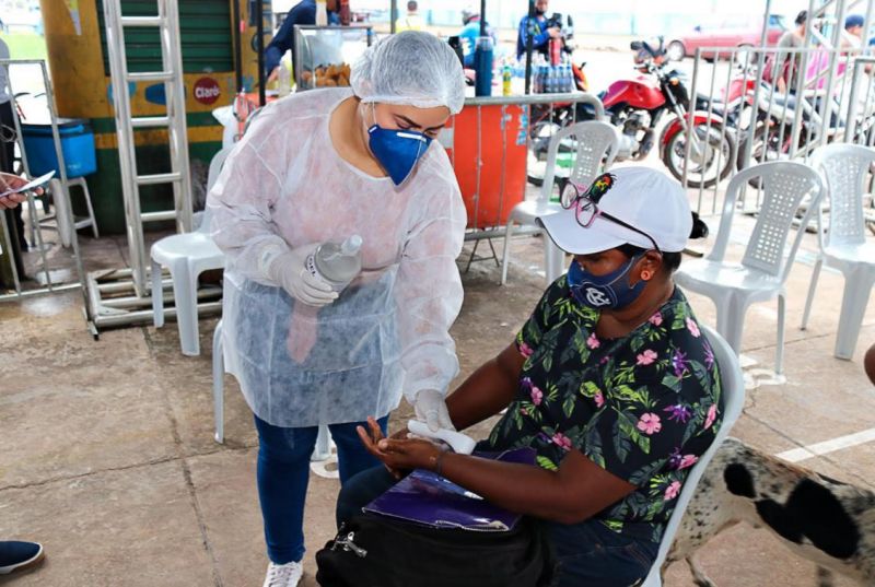 Álcool gel é disponibilizado para população 