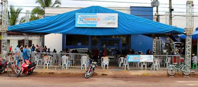 notícia: Prefeitura monta tenda de proteção em agência bancária