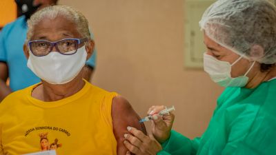 notícia: Benevides aplica 1ª dose da vacina contra Covid-19 em idosos a partir dos 60 anos, neste sábado (27)