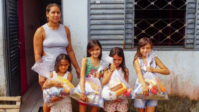 notícia: Prefeitura de Benevides distribui kits de alimentação escolar para os alunos da Rede Municipal de Ensino 