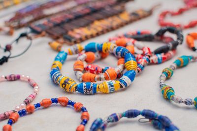 notícia: Prefeitura de Benevides capacita mais uma turma no artesanato sustentável da ecobijuteria