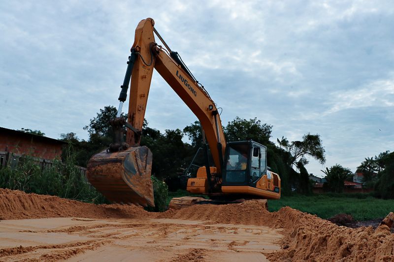 LIMPEZA PROFUNDA DO IGARAPÉ <div class='credito_fotos'>Foto: Márcio Souza &nbsp;&nbsp;|&nbsp;&nbsp; <a href='/midias/2024/originais/7756_36253199-405e-ba73-9367-79fc0e958b23.jpg' download><i class='fa-solid fa-download'></i> Download</a></div>