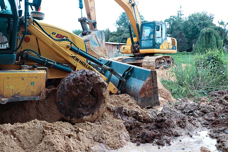 LIMPEZA PROFUNDA DO IGARAPÉ <div class='credito_fotos'>Foto: Márcio Souza &nbsp;&nbsp;|&nbsp;&nbsp; <a href='/midias/2024/originais/7756_b0a9a9f2-d10c-d86a-e6c0-0bb70894711f.jpg' download><i class='fa-solid fa-download'></i> Download</a></div>