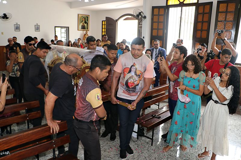 Visita de Relíquias da St Terezinha- Carmelo <div class='credito_fotos'>Foto: Márcio Souza &nbsp;&nbsp;|&nbsp;&nbsp; <a href='/midias/2024/originais/7850_adf6d2bf-9846-5ac4-4172-11f07510e930.jpg' download><i class='fa-solid fa-download'></i> Download</a></div>