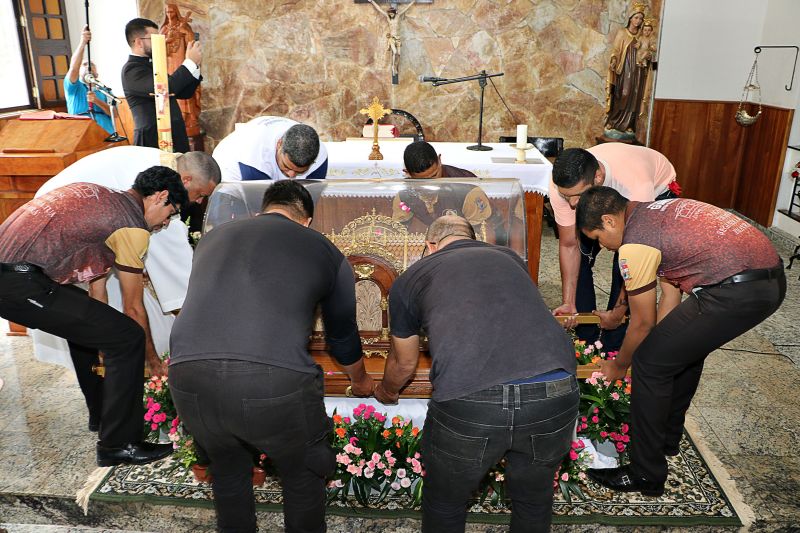 Visita de Relíquias da St Terezinha- Carmelo <div class='credito_fotos'>Foto: Márcio Souza &nbsp;&nbsp;|&nbsp;&nbsp; <a href='/midias/2024/originais/7850_be7d3806-4081-178d-93c7-1b65619764f0.jpg' download><i class='fa-solid fa-download'></i> Download</a></div>