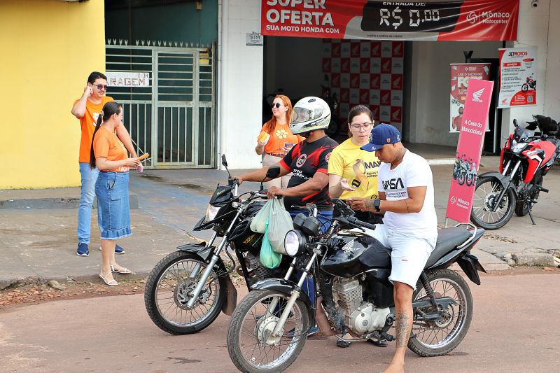 Panfletagem no Centro comercial <div class='credito_fotos'>Foto: Márcio Souza &nbsp;&nbsp;|&nbsp;&nbsp; <a href='/midias/2024/originais/7938_2e204c6f-3d5d-c026-ea9a-8c2dfbb5191f.jpg' download><i class='fa-solid fa-download'></i> Download</a></div>