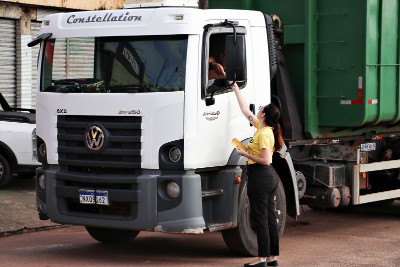 Panfletagem no Centro comercial <div class='credito_fotos'>Foto: Márcio Souza &nbsp;&nbsp;|&nbsp;&nbsp; <a href='/midias/2024/originais/7938_ab0b611c-9c3b-e822-5619-02b8324a6901.jpg' download><i class='fa-solid fa-download'></i> Download</a></div>