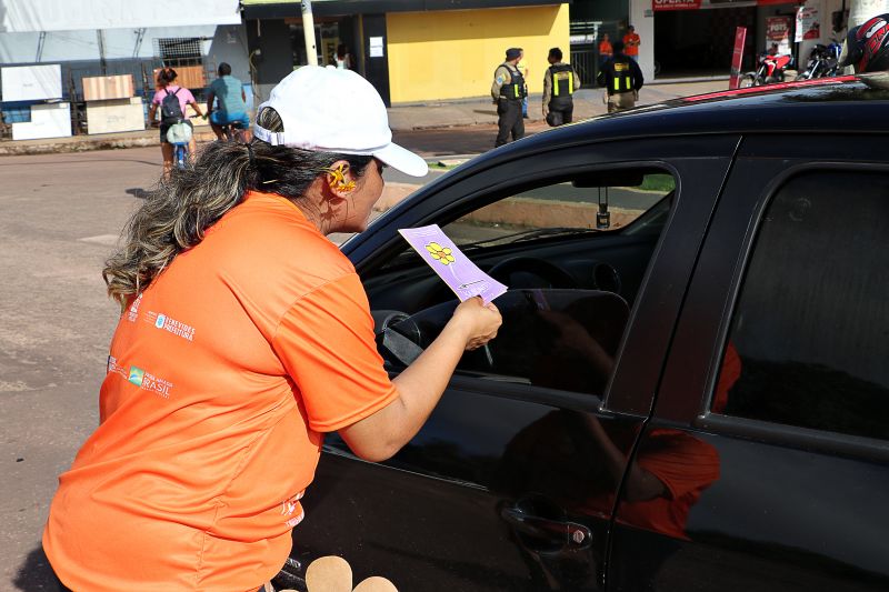Panfletagem no Centro comercial <div class='credito_fotos'>Foto: Márcio Souza &nbsp;&nbsp;|&nbsp;&nbsp; <a href='/midias/2024/originais/7938_d851404e-1658-61ac-65ec-73dbf1a0b227.jpg' download><i class='fa-solid fa-download'></i> Download</a></div>