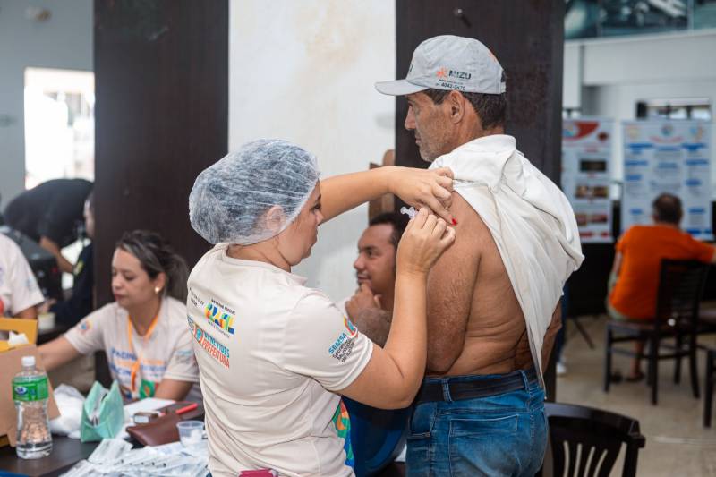 Motorista recebe vacina contra a influenza em ação da Secretaria Municipal de Saúde de Benevides
