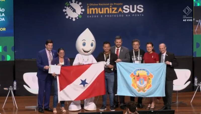 Os representantes benevidenses fizeram questão de ostentar as bandeiras do Pará e de Benevides no momento da entrega da premiação