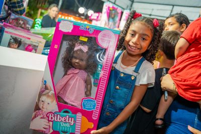 notícia: Natal da Infância leva alegria às crianças da Rede Municipal com a entrega de mais de 8 mil brinquedos 