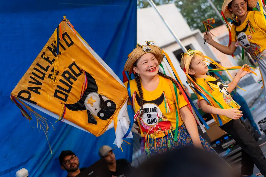 A energia da celebração do Cortejo, encerrando os dois dias de imersão e aprendizado sobre o futuro sustentável da Amazônia.