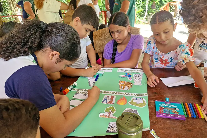 Cartas à COP 30: Um dos momentos mais simbólicos foi a escrita de cartas e a produção de cartazes com mensagens diretas às autoridades que participarão da COP 30. A infância quer ser ouvida!