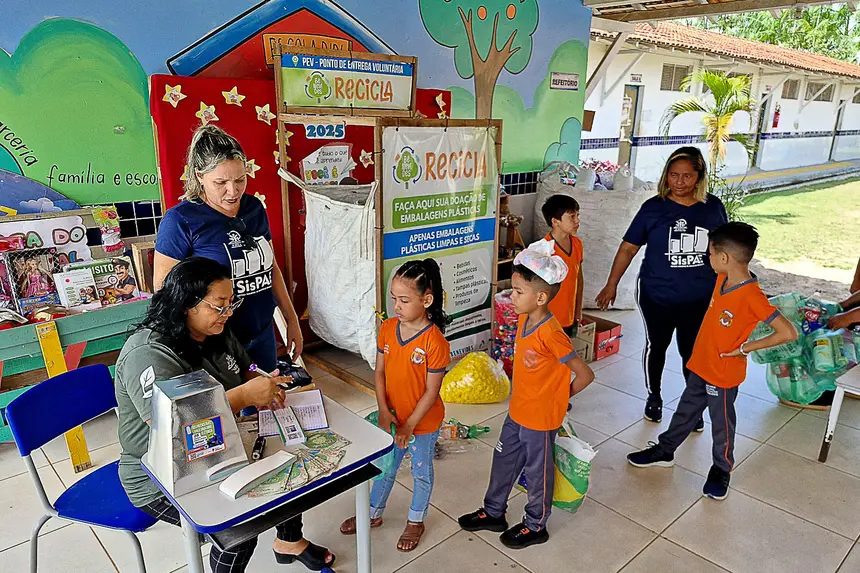Garrafas e Tampinhas: Uma grande quantidade de recicláveis foi contada e trocada por cartelas na inauguração! O bairro Begolândia mostrando seu engajamento.