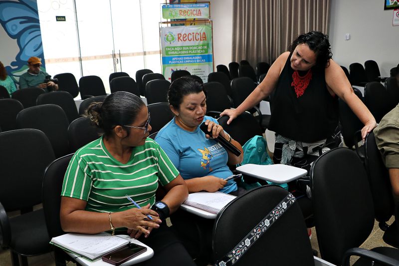 Encontro dos gestores com mobilizadores do Benevides Recicla. <div class='credito_fotos'>Foto: Márcio Souza &nbsp;&nbsp;|&nbsp;&nbsp; <a href='/midias/2025/originais/8064_ea33b5f9-c040-a1e1-d3ed-4701c1526bc5.jpg' download><i class='fa-solid fa-download'></i> Download</a></div>