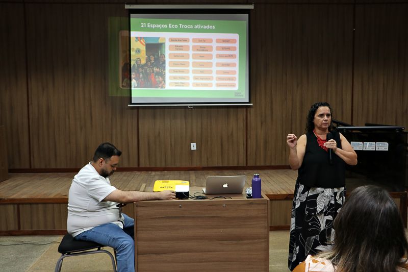 Encontro dos gestores com mobilizadores do Benevides Recicla. <div class='credito_fotos'>Foto: Márcio Souza &nbsp;&nbsp;|&nbsp;&nbsp; <a href='/midias/2025/originais/8064_f2c752e8-b9e7-161e-b759-64acfea81cba.jpg' download><i class='fa-solid fa-download'></i> Download</a></div>