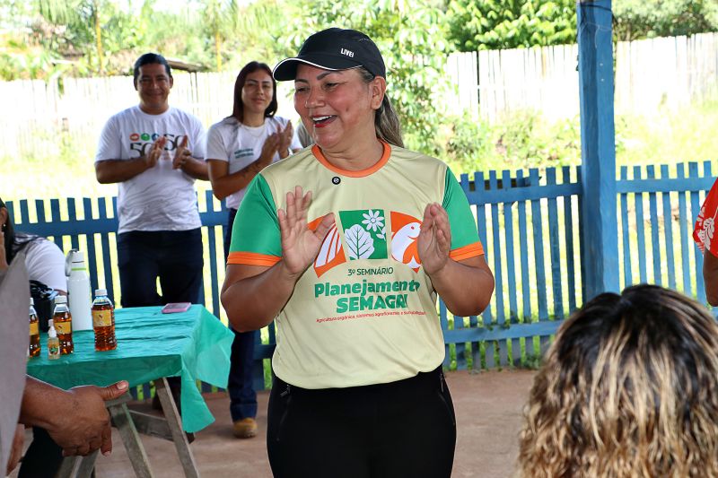 Oficina de Mandiocultura SEMAT <div class='credito_fotos'>Foto: Márcio Souza &nbsp;&nbsp;|&nbsp;&nbsp; <a href='/midias/2025/originais/8096_7f3fc4b9-09a2-870c-73e7-7e3e9a959b58.jpg' download><i class='fa-solid fa-download'></i> Download</a></div>