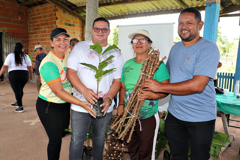 Oficina de Mandiocultura SEMAT <div class='credito_fotos'>Foto: Márcio Souza &nbsp;&nbsp;|&nbsp;&nbsp; <a href='/midias/2025/originais/8096_8ebda232-d53d-003f-4473-5e2ade337599.jpg' download><i class='fa-solid fa-download'></i> Download</a></div>