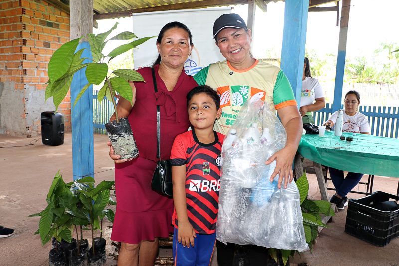 Oficina de Mandiocultura SEMAT <div class='credito_fotos'>Foto: Márcio Souza &nbsp;&nbsp;|&nbsp;&nbsp; <a href='/midias/2025/originais/8096_c1272b99-2d31-2186-cdfd-de0b113c1331.jpg' download><i class='fa-solid fa-download'></i> Download</a></div>