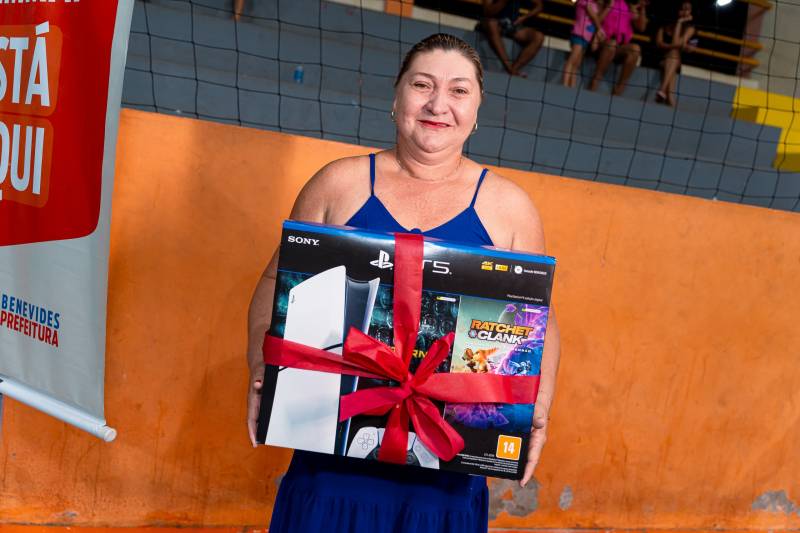Lene Ferreira, vencedora do PS5 do sorteio “Seu Reciclável Vale Prêmios” 