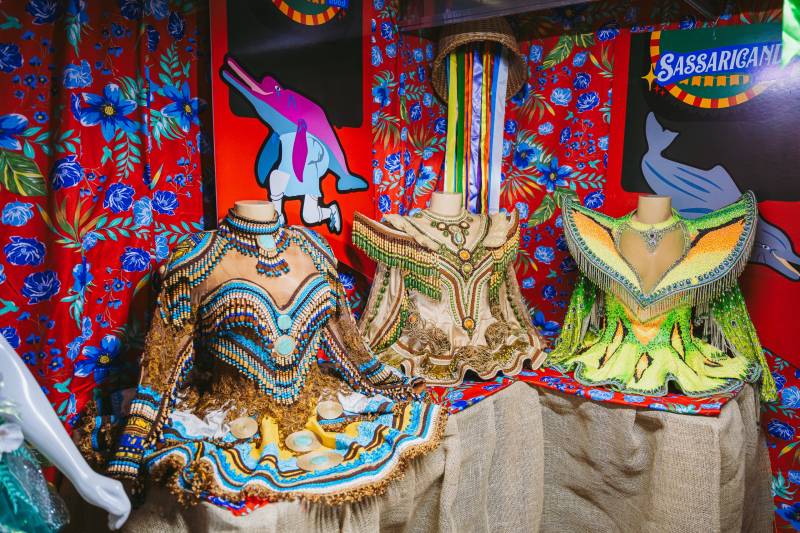 Sassaricando 2025 estreia com sucesso e lota arena cultural