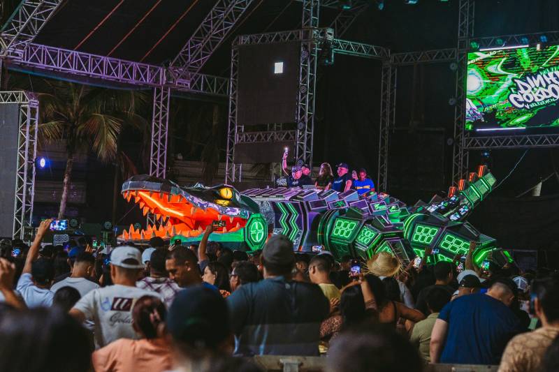 Sassaricando 2025 estreia com sucesso e lota arena cultural