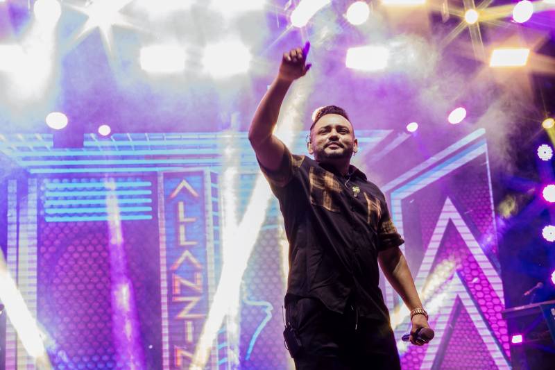 Cantor Allansinho na terceira noite do Sassaricando 2025