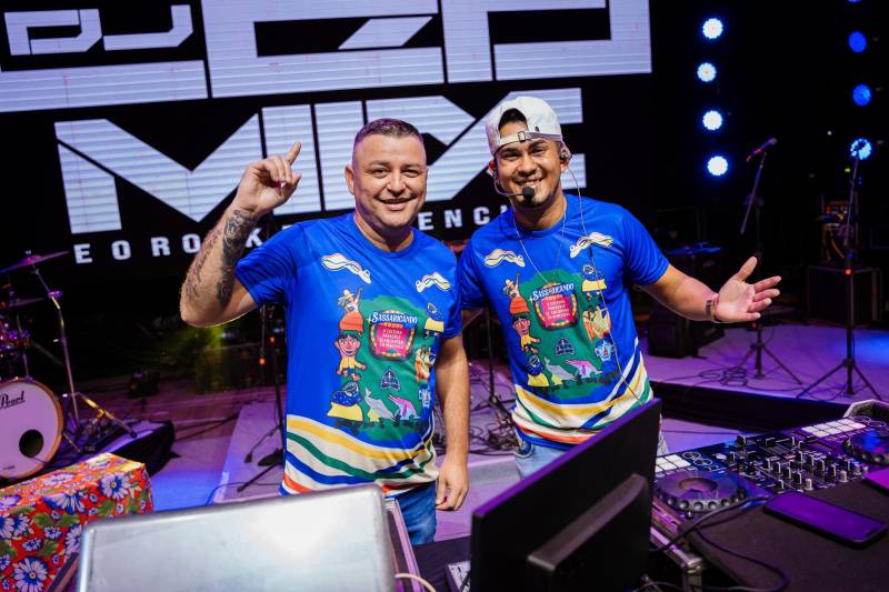 Djs Léo Mix e Júnior Fantástico encerraram a noite com muito animação 