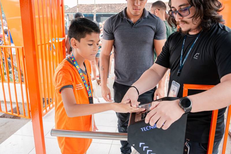 O uso da tecnologia é um passo importante para a proteção e o bem-estar de toda a comunidade escolar.