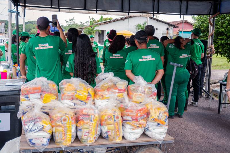 Em um gesto de cuidado e apoio à comunidade, a organização do evento realizou a entrega de cestas básicas durante o mutirão, garantindo auxílio e dignidade aos cooperados da ReciclaBen que participaram do mutirão.