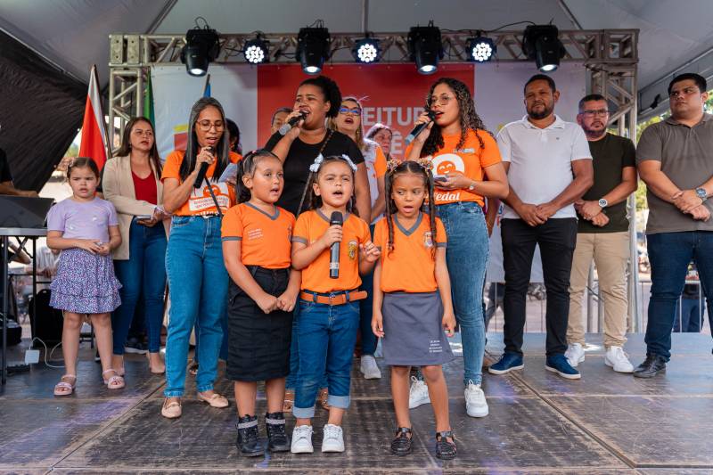 Na inauguração as crianças subiram no palco e cantaram louvores com muito empenho