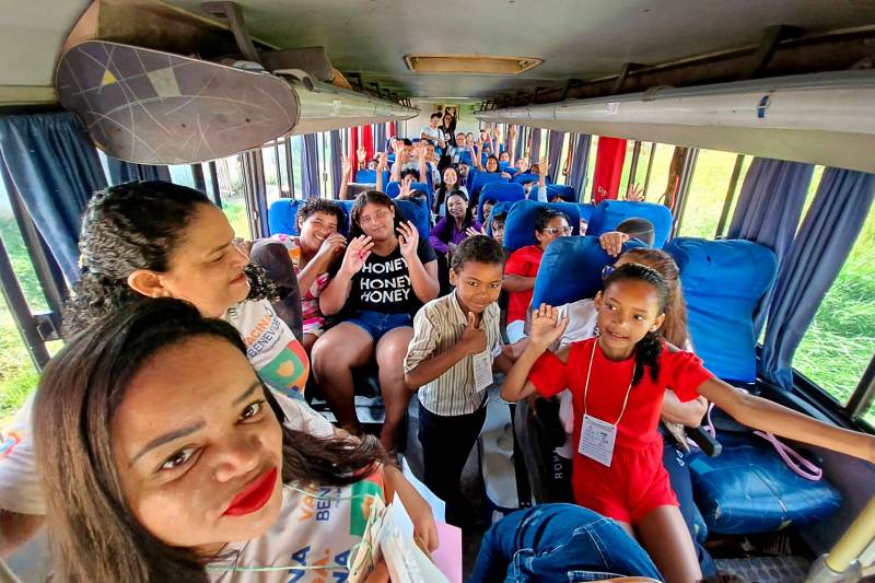 No caminho para a diversão! A jornada de ônibus já começou com festa! Muita animação e energia, com a criançada de Benevides passando por municípios vizinhos em direção ao cinema.