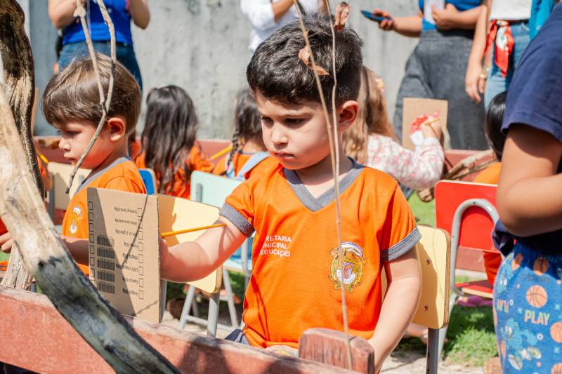 Hora da arte! Depois de ouvir as lendas, as crianças puderam pintar e expressar o que aprenderam sobre o imaginário brasileiro.