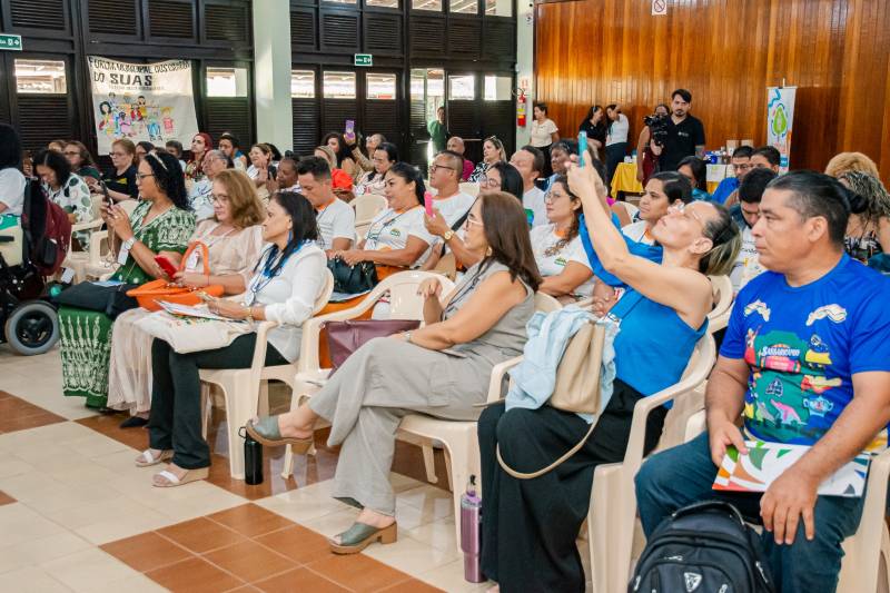 A participação dos usuários na conferência garante que a população fiscalize e ajude a definir a aplicação dos recursos públicos.