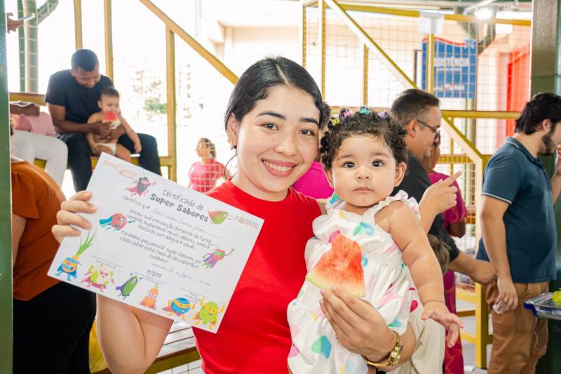A saúde das crianças começa na nutrição! As mães que participaram dos treinamentos sobre alimentação infantil receberam certificados, garantindo um futuro mais saudável para seus filhos.