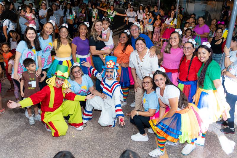 Nossa educação pública deu um show na Semana da Criança, com cabelos malucos e interação com os pais. Benevides respira a primeira infância com muito orgulho!, afirmou a prefeita, Luziane Solon.