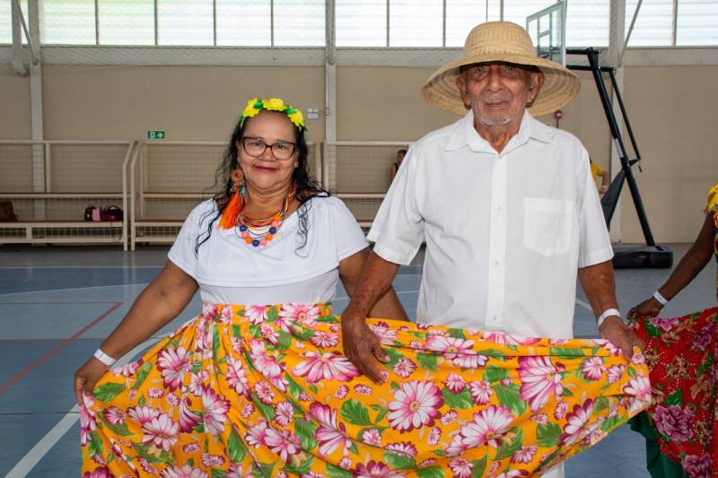 Edmilson e Dulce, um dos casais que encheu de beleza a apresentação de danças regionais.