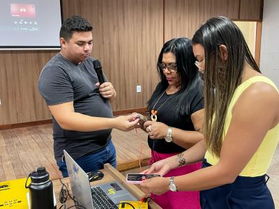 notícia: Professores da Rede Municipal recebem formação maker sobre como funcionam os circuitos elétricos para o desenvolvimento de projetos 