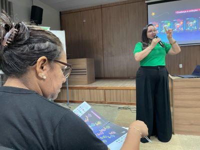 notícia: Professores do 5º e 9º ano recebem formação específica dos novos livros de base para a prova do SAEB 