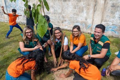 notícia: Prefeitura de Benevides planta mais de 700 mudas de árvores com a participação de estudantes
