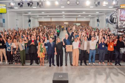 notícia: Pediatra Daniel Becker lota auditório em Benevides e desafia servidores a tirarem crianças das telas e devolverem o afeto