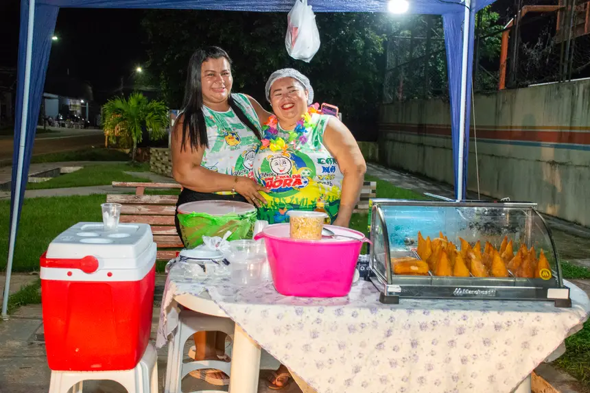 O Carnaval também movimenta a economia local, garantindo geração de renda para ambulantes, empreendedores e trabalhadores do município