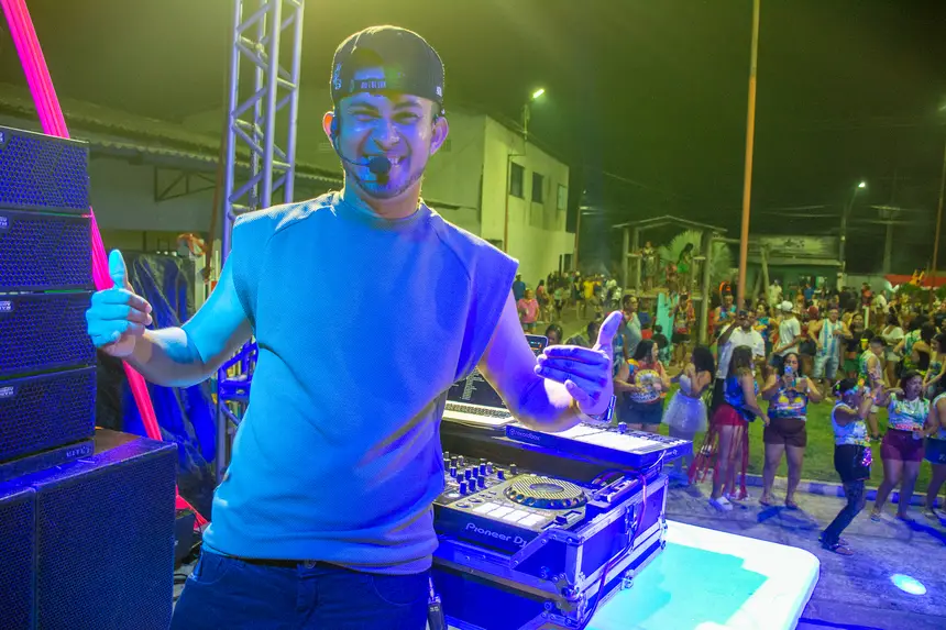 DJ Léo Mix garantiu sets animados e muita vibração na pista